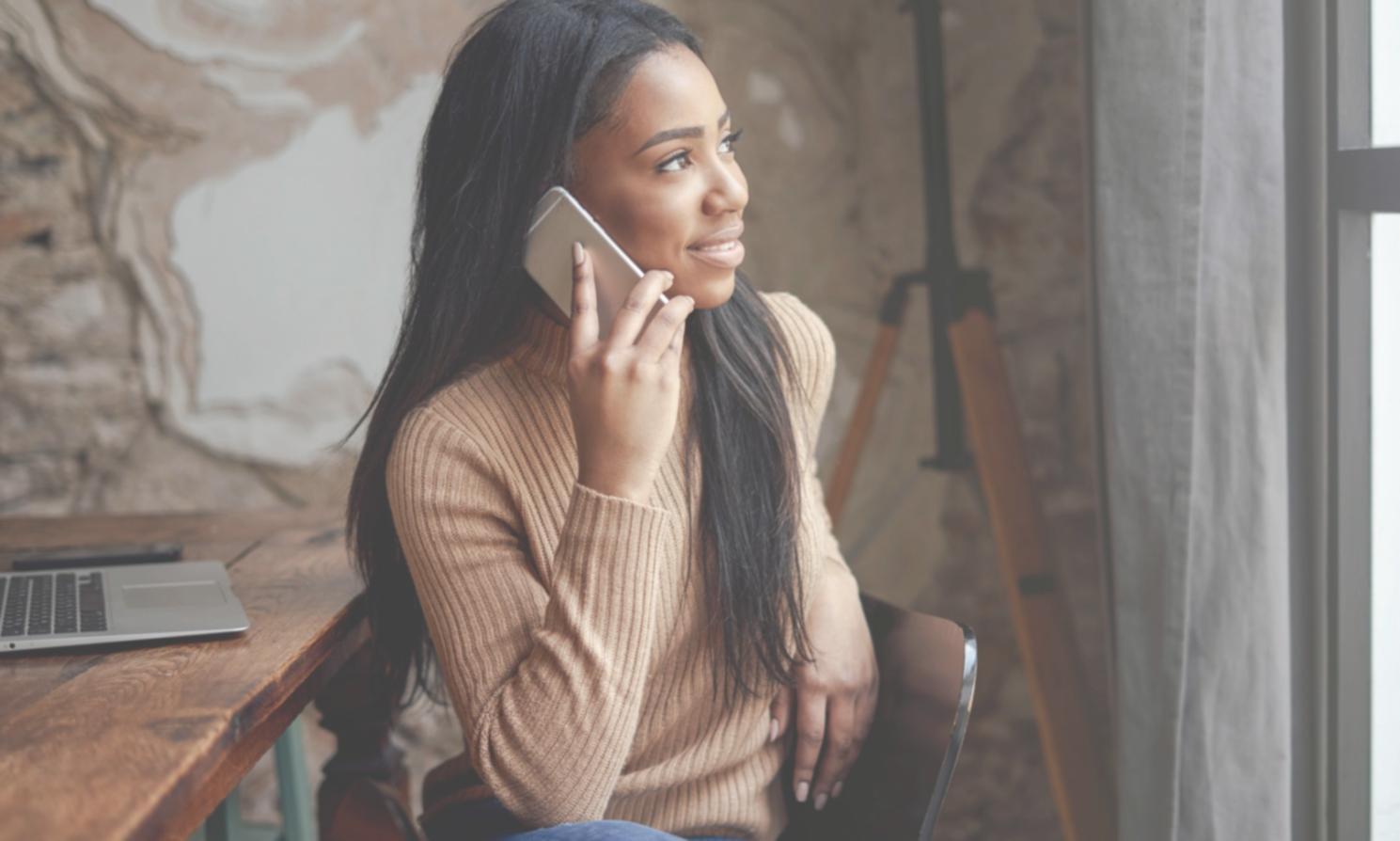 Studenti che lavorano attivamente con materiali didattici SEO